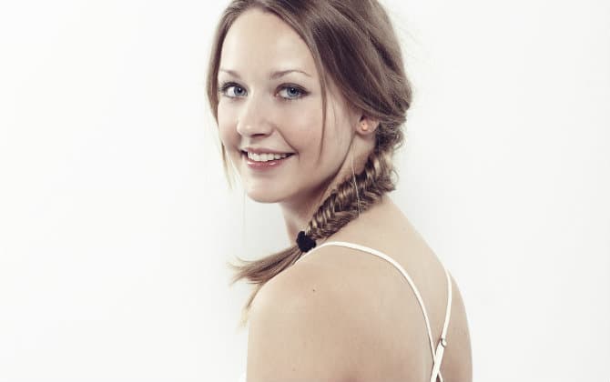 ¡Sexy ALERT! 7 peinados con pelo fino para lucir un escote en la espalda