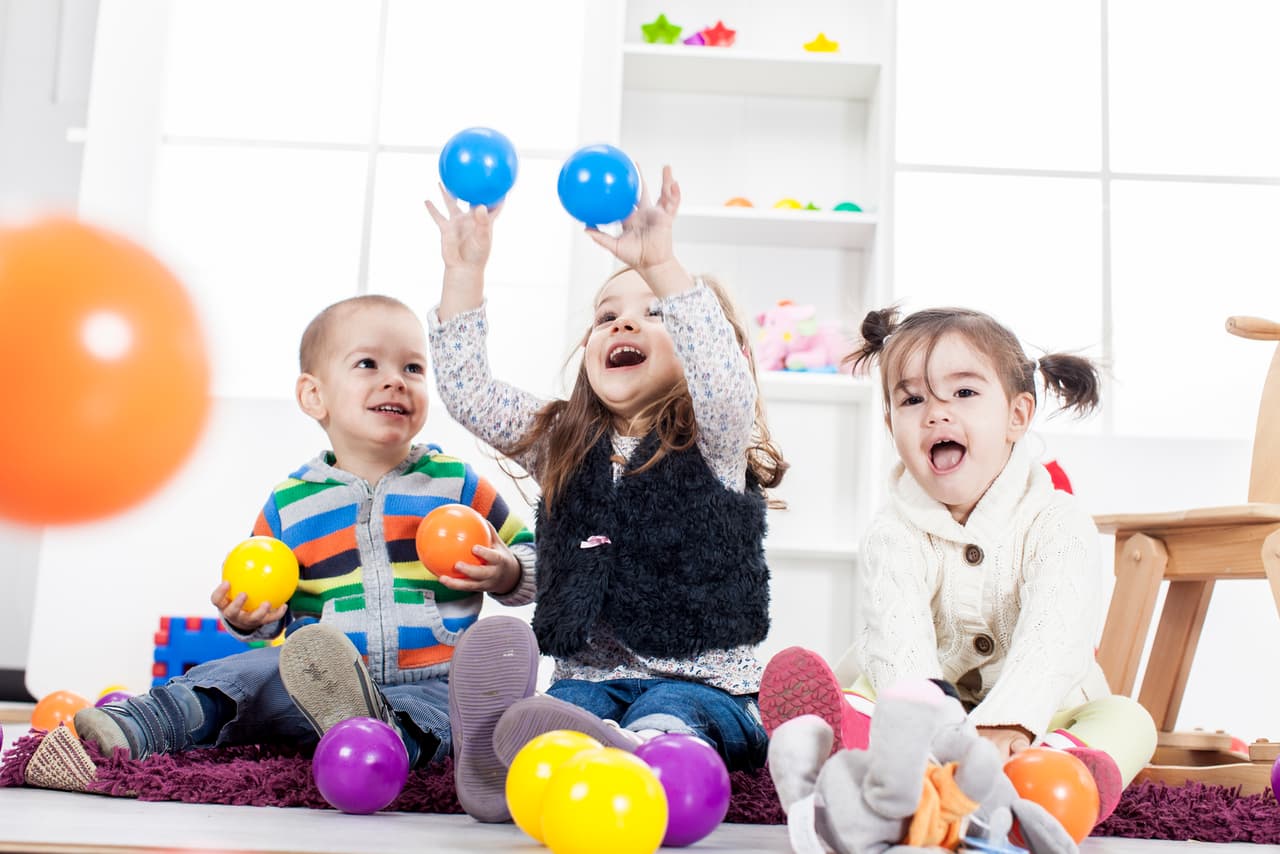 ¿Jugar afuera o adentro? Aquí te decimos la mejor opción para tus hijos 