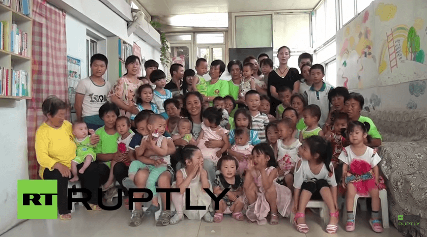 Una mujer en China gasta su fortuna para criar a 75 niños