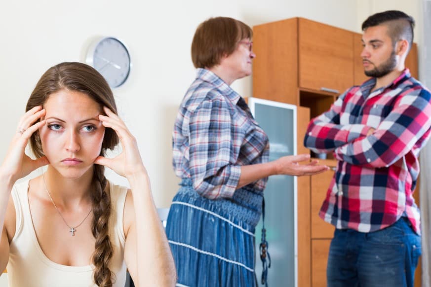 Si sales con un hombre que vive con sus padres te enfrentarás a estas situaciones
