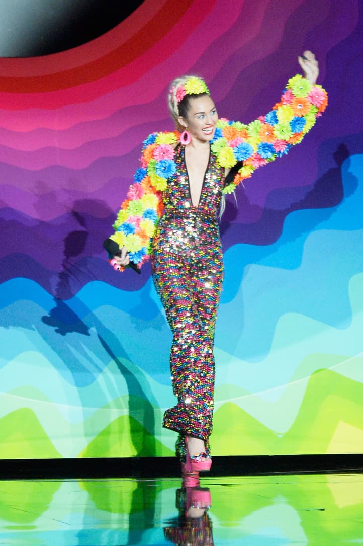 ¡Mira los looks estrafalarios que eligió Miley Cyrus para conducir los VMA 2015!
