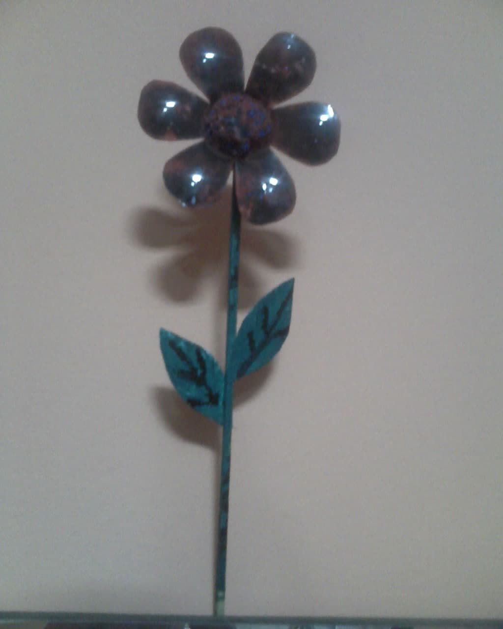 Flores recicladas de plástico y cartón, eviadas por Blanca 