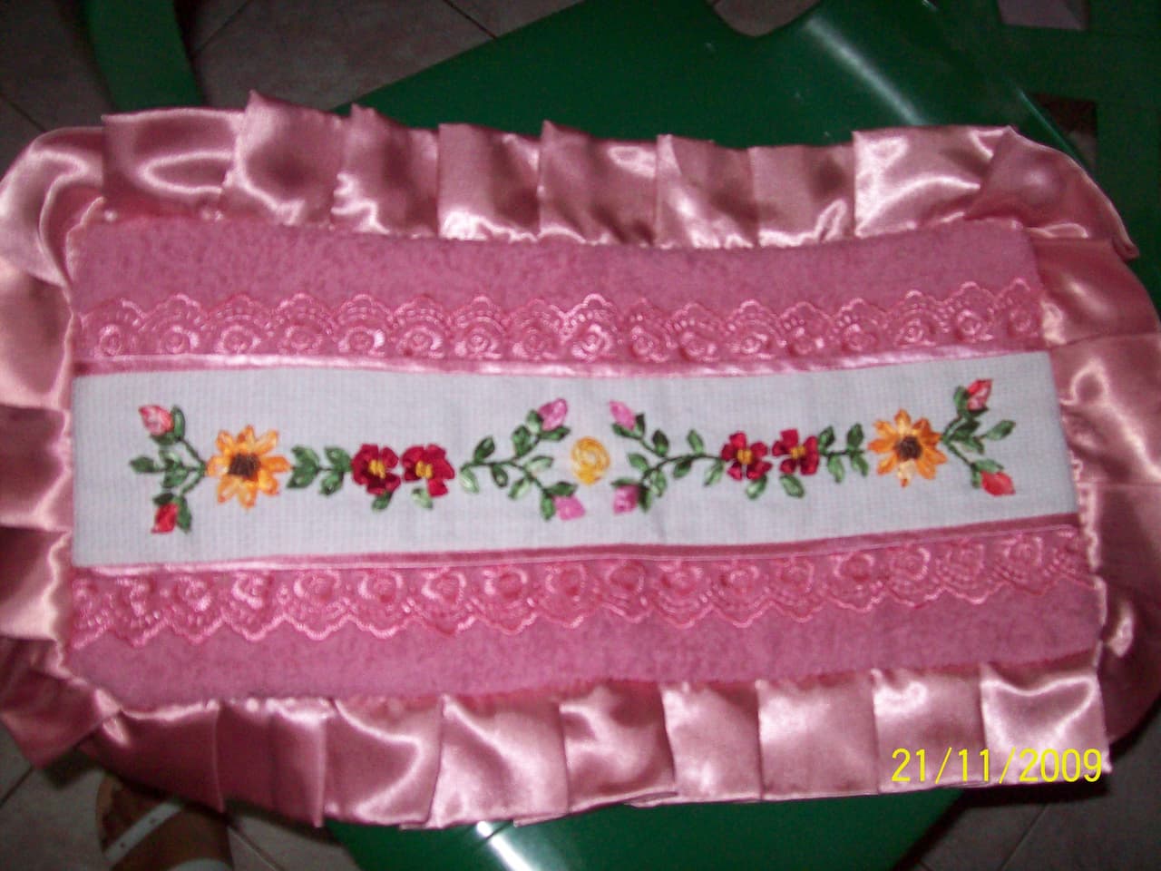 Juego de baño en felpa bordado con cintas, enviado por Rosa