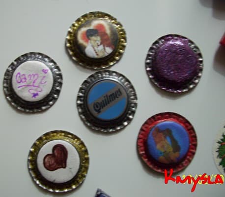 Imanes con chapas de botellas, enviados por Camila