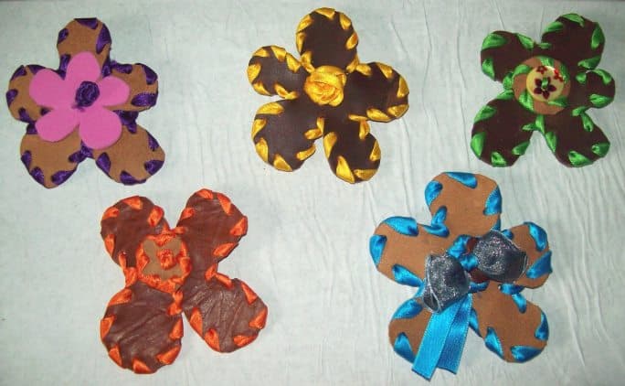 Broches de cuero, enviados por Mayte