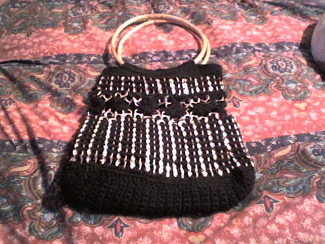 Bolsa con anillas de lata y asas de madera, enviada por Francis