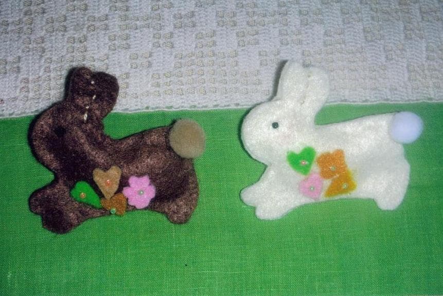 Broches de Conejitos en fieltro, enviados por Artemisia