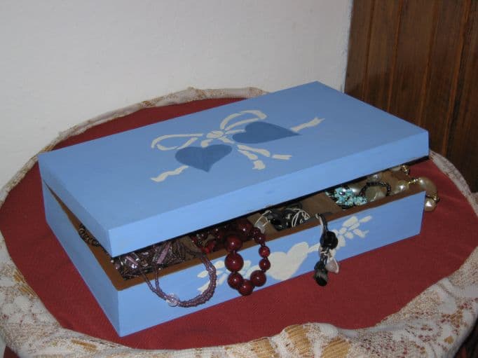 Caja de madera pintada, enviada por Thusnelda