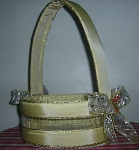 Canasta navideña de tela metálica cuadriculada, enviada por Juana