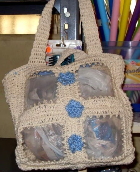 Cartera con botella plástica y flores, enviada por Morena