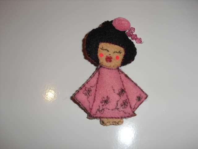 Broches de muñecas de fieltro, por Inés