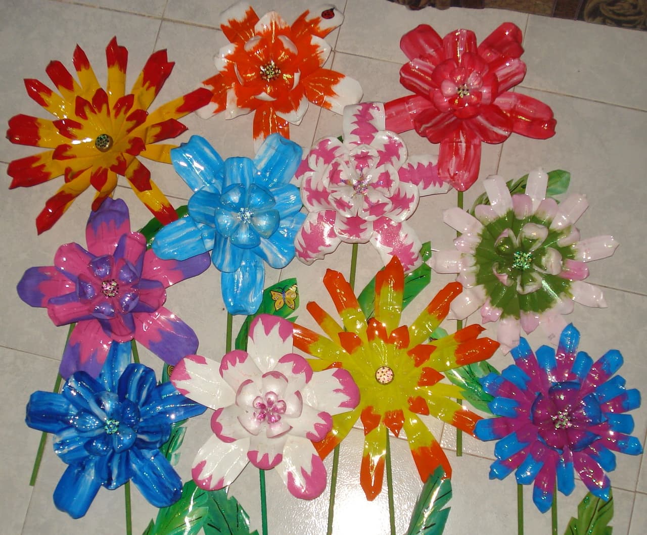 Flores de botellas plásticas, enviadas por Laura