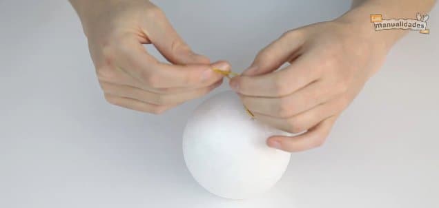 Cómo hacer bolas de Navidad con telgopor