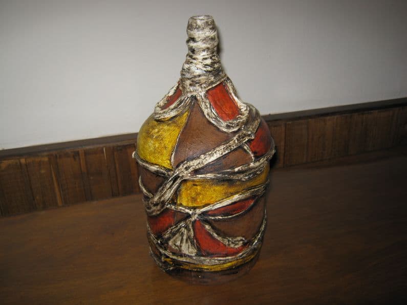 Damajuana decorada con medias de nylon, enviada por Thusnelda