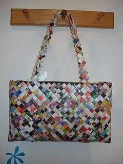 Bolso con tiras de revistas, enviado por María