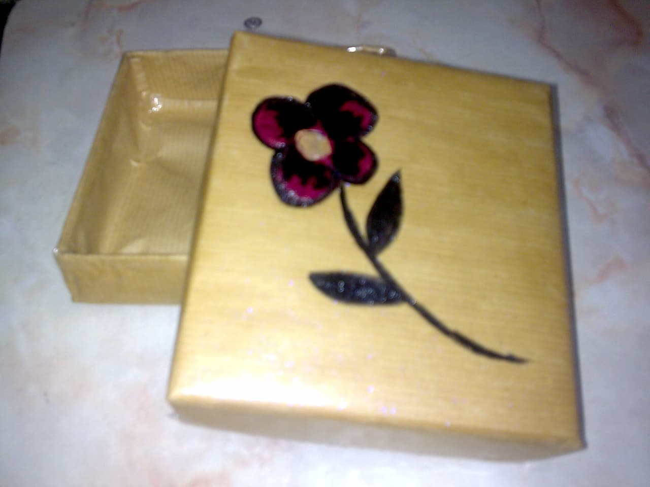 Cajita de papel madera, enviada por Liza 