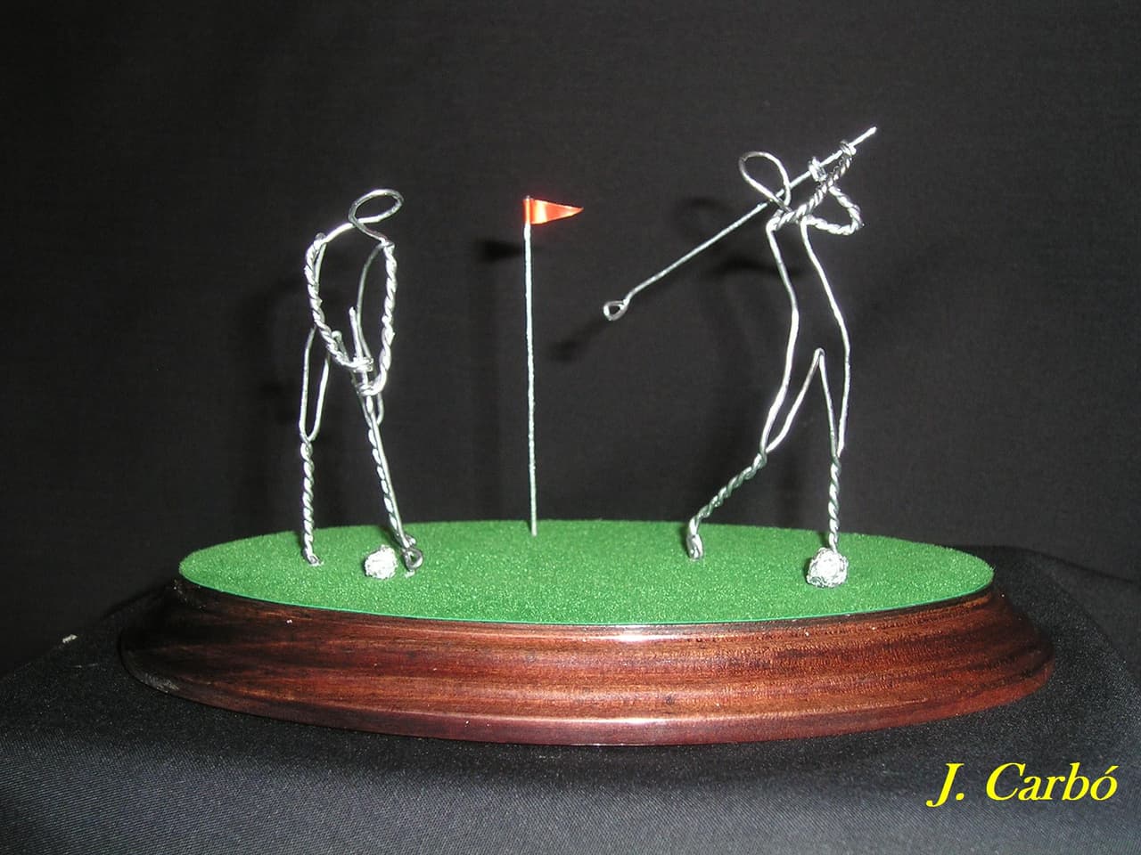 Reciclaje de chapas, tapones y alambres de cava, por Joan