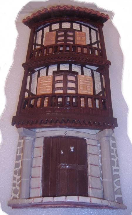 Tejas decoradas con relieve, enviadas por Juan Manuel