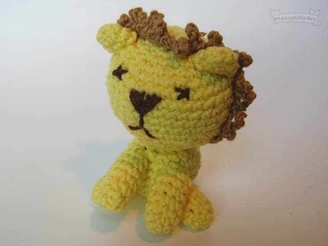 Cose un bonito león de ganchillo