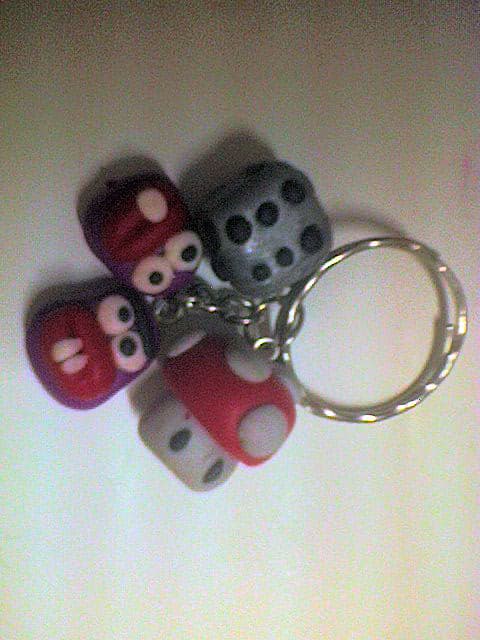 Llavero con dijes hechos con Fimo, enviado por Nessi
