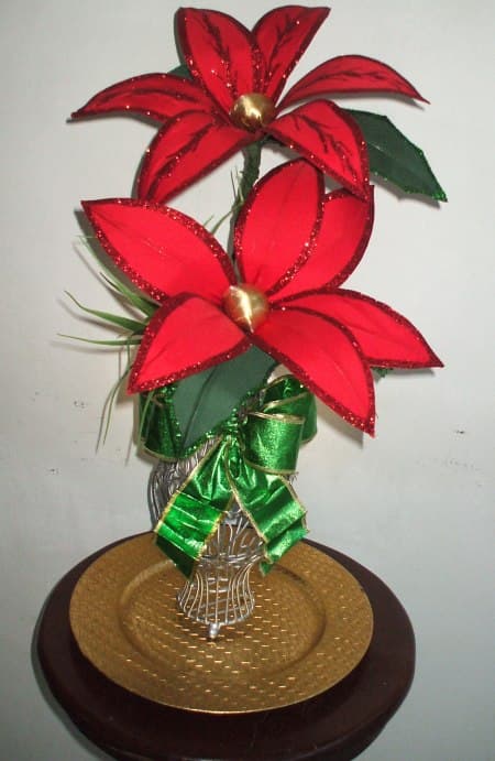 Flores de pascuas elaboradas a mano, enviadas por Juana