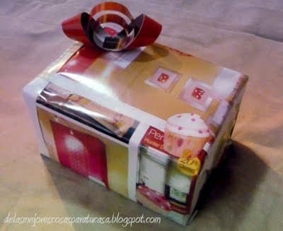 Envolturas de regalo de revistas recicladas, enviadas por Laura