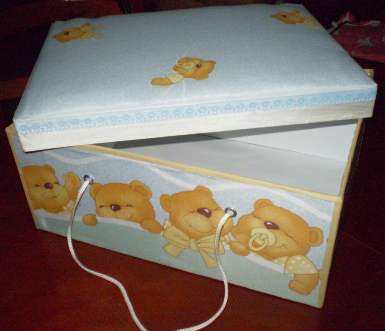 Caja para bebé forrada en tela, enviada por Costanza