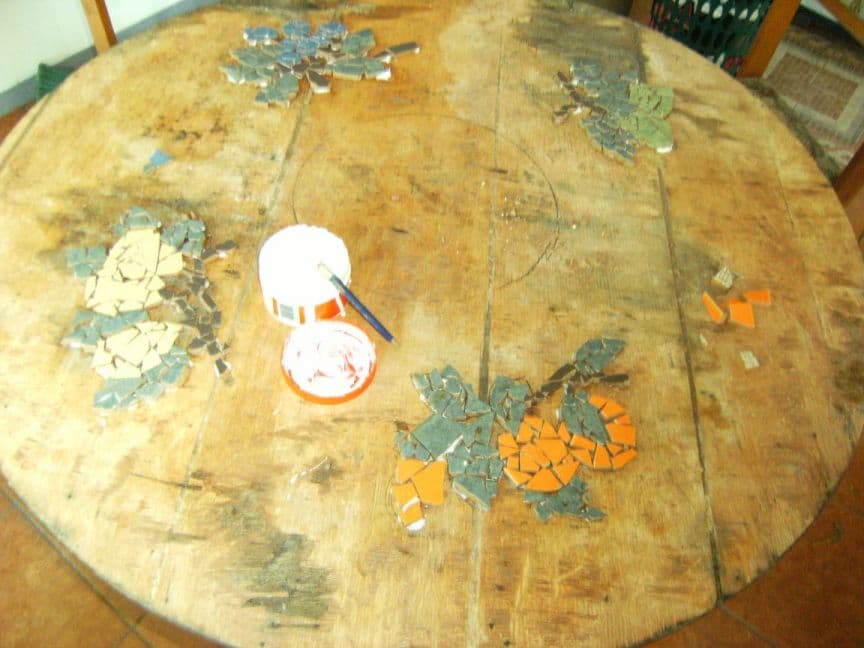 Como reciclar una mesa con mosaico, enviado por Marisol