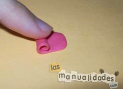 Delicada rosa en porcelana fría