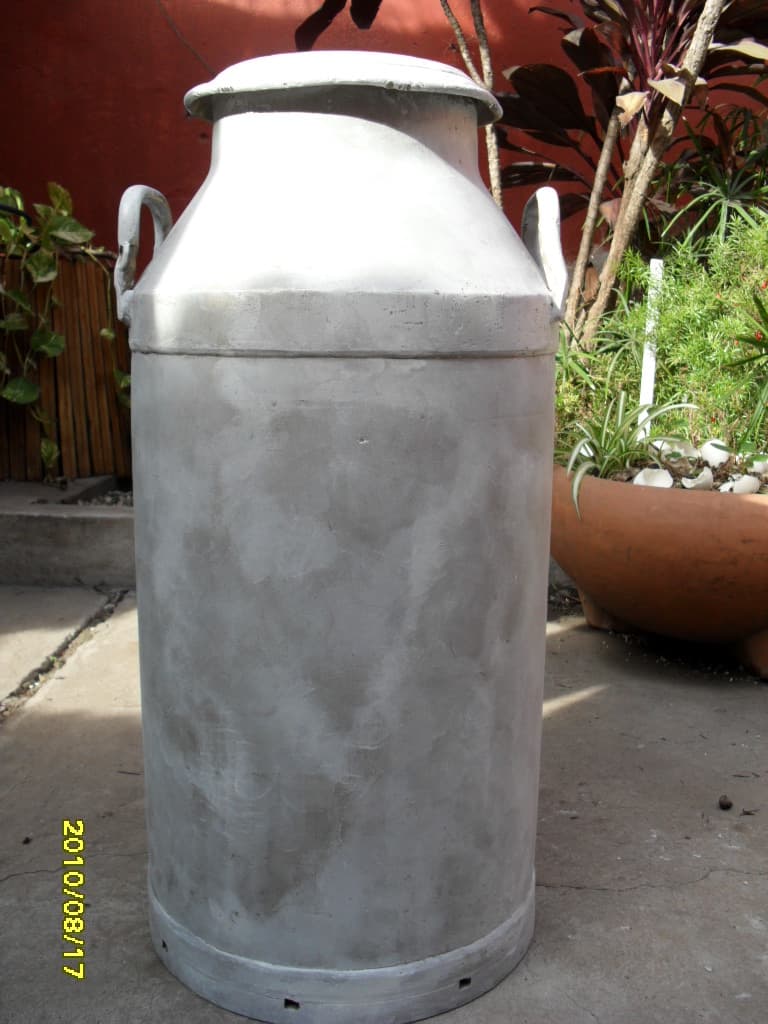 Tacho lechero y lata reciclada, enviados por Mirenchu