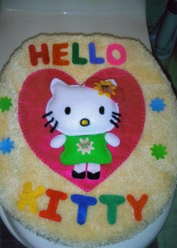 Artemisia y su baño decorado de Hello Kitty