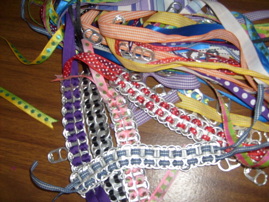 Pulseras con anillas de latas de refresco y listón, por Leydi 