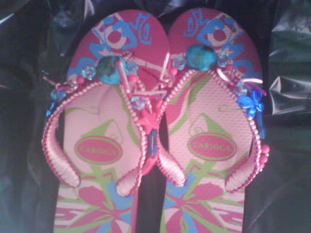 Sandalias decoradas con piedras, enviadas por Yasmira