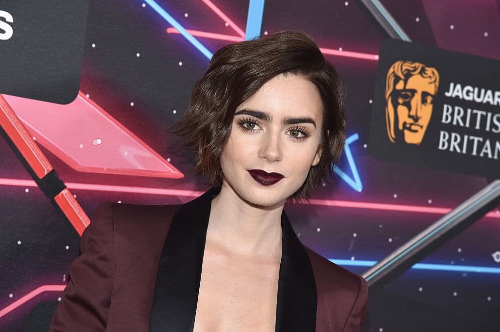 En la actualidad, Lily es una popular modelo y actriz que, además de conquistar a sus seguidores con su estilo, ha interpretado diferentes personajes en producciones como ‘To the Bone’, ‘Love, Rosie’, ‘Mirror, Mirror’ y la serie de Netflix ‘Emily en París’.