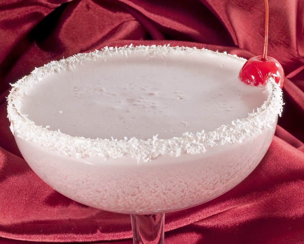 Preparando la mesa de tragos navideña