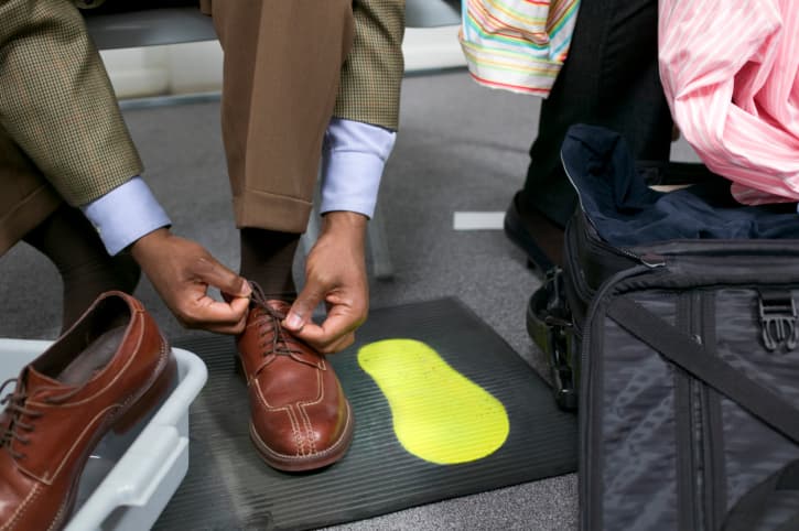 7 momentos INCÓMODOS que puedes vivir en los filtros de seguridad de los aeropuertos