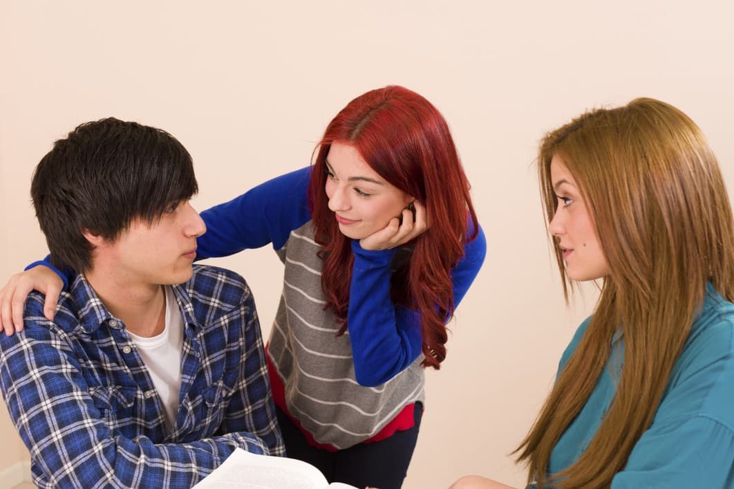 5 situaciones MASCULINAS que siempre despiertan los celos en una mujer