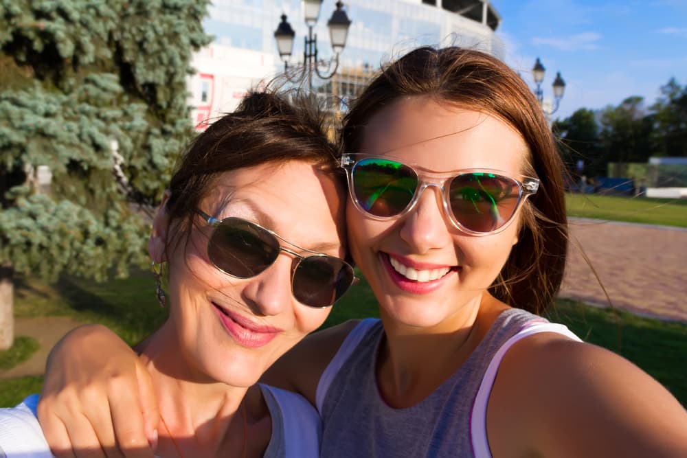 Viajar con tu mamá cuando ya eres adulto tiene muchos beneficios, según expertos