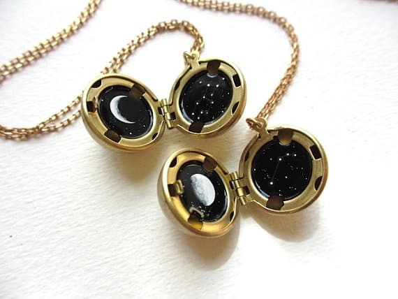 Estos colgantes con medallones están siendo furor en Internet, ¡mira por qué!