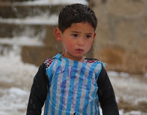 ¡Felicidad PURA! El niño afgano ya tiene su camiseta de Messi