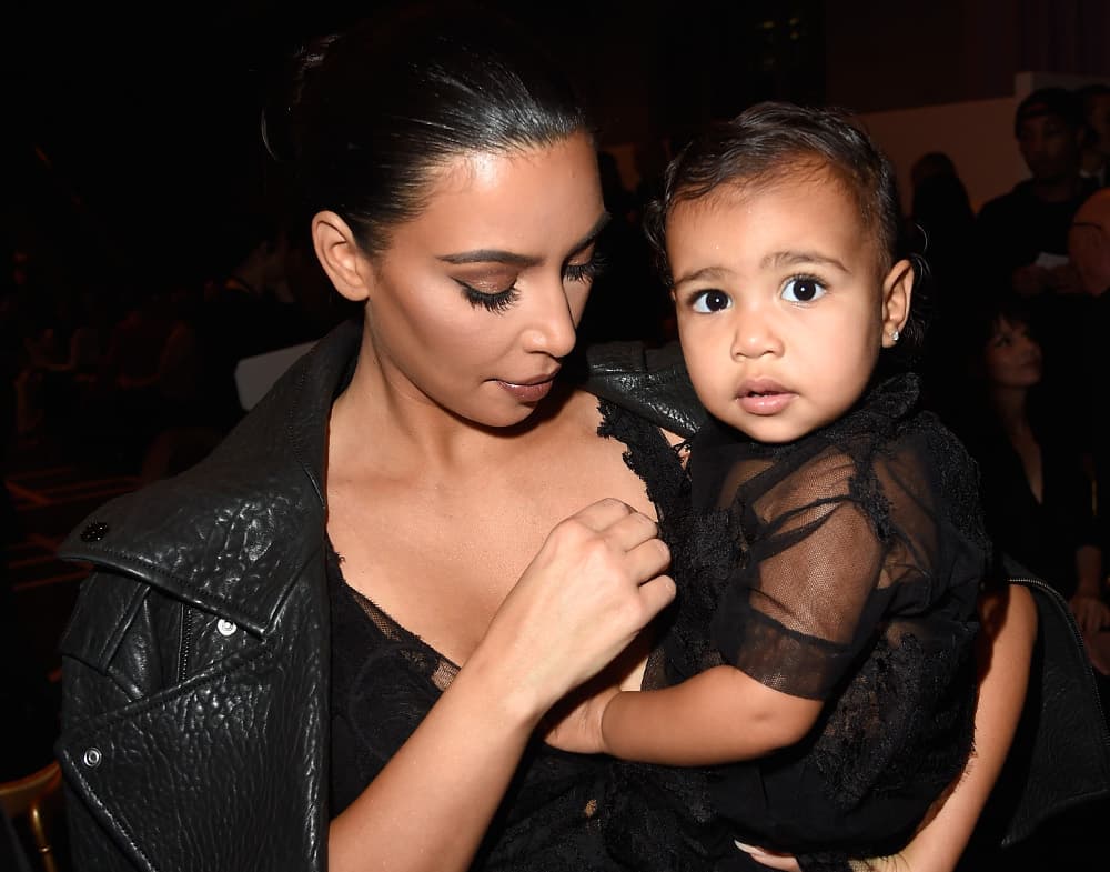 ¡Basta de fotos! North West dice NO querer ser fotografiada en un adorable vídeo…