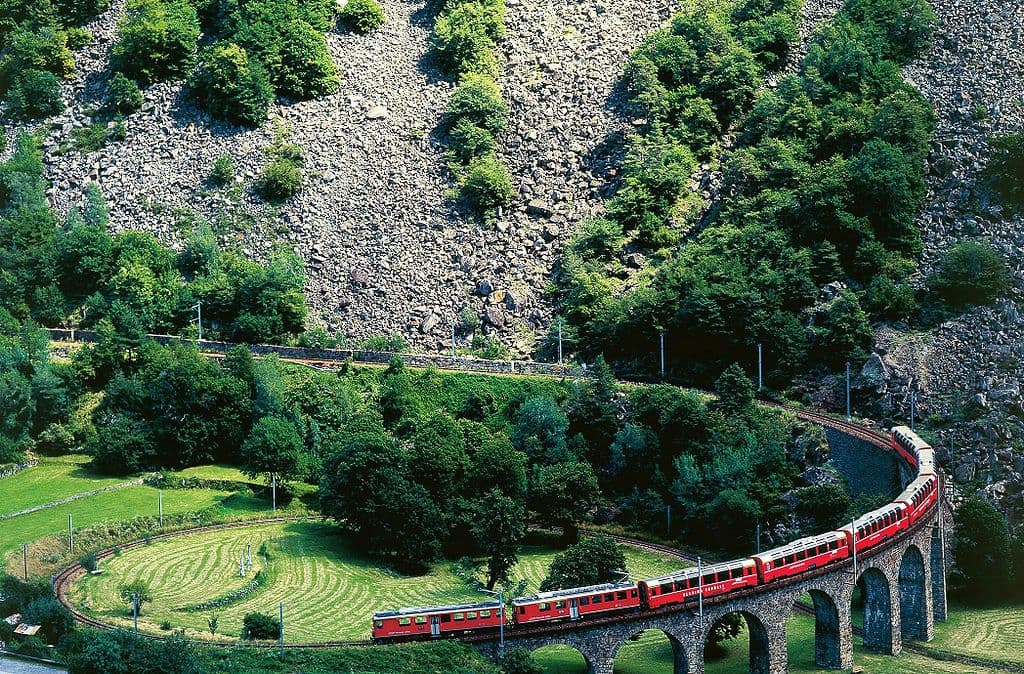 De Suiza a Italia en el Bernina Express, el tren panorámico