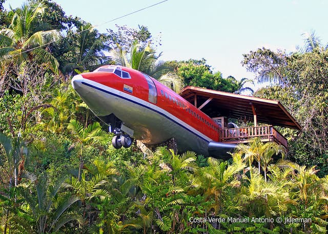 Visita Costa Rica y alójate en un avión