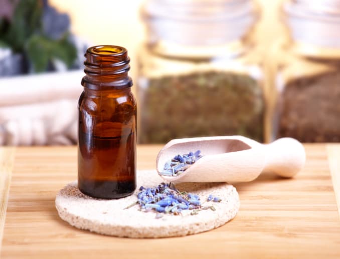 3 aceites esenciales para eliminar el cabello graso 