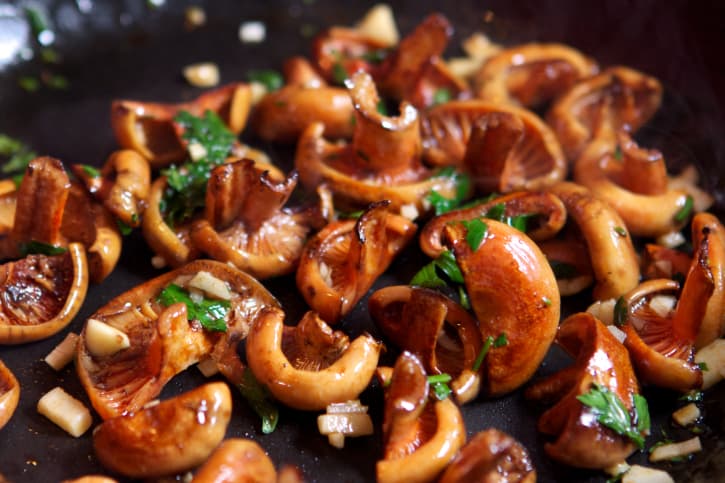 ¿Por qué es beneficioso comer champiñones?