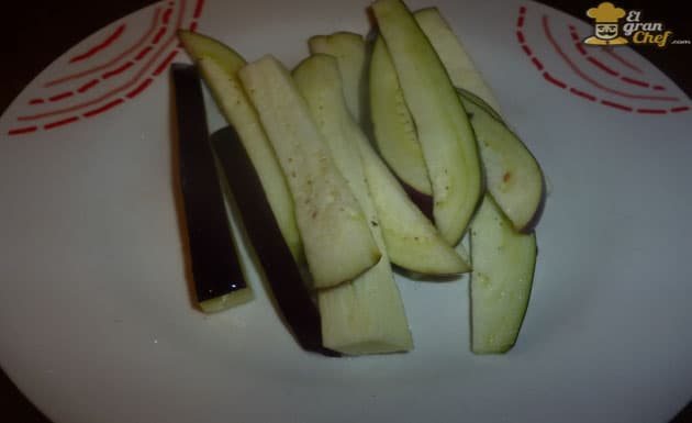 Palitos de berenjenas con salsa