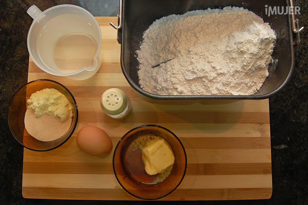 Pancitos caseros para hamburguesas en máquina de pan