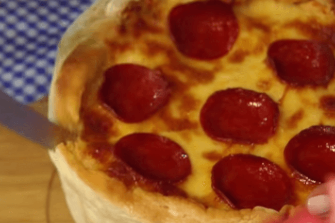 Deléitate con este pastel de pizza de pepperoni