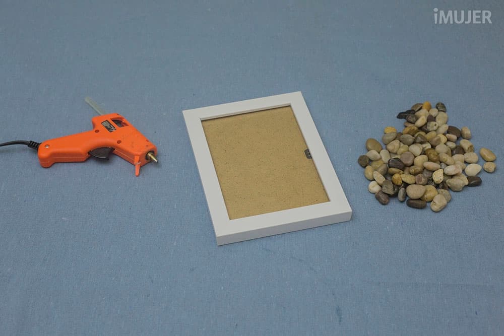 Cómo usar piedras para decorar un portaretratos 