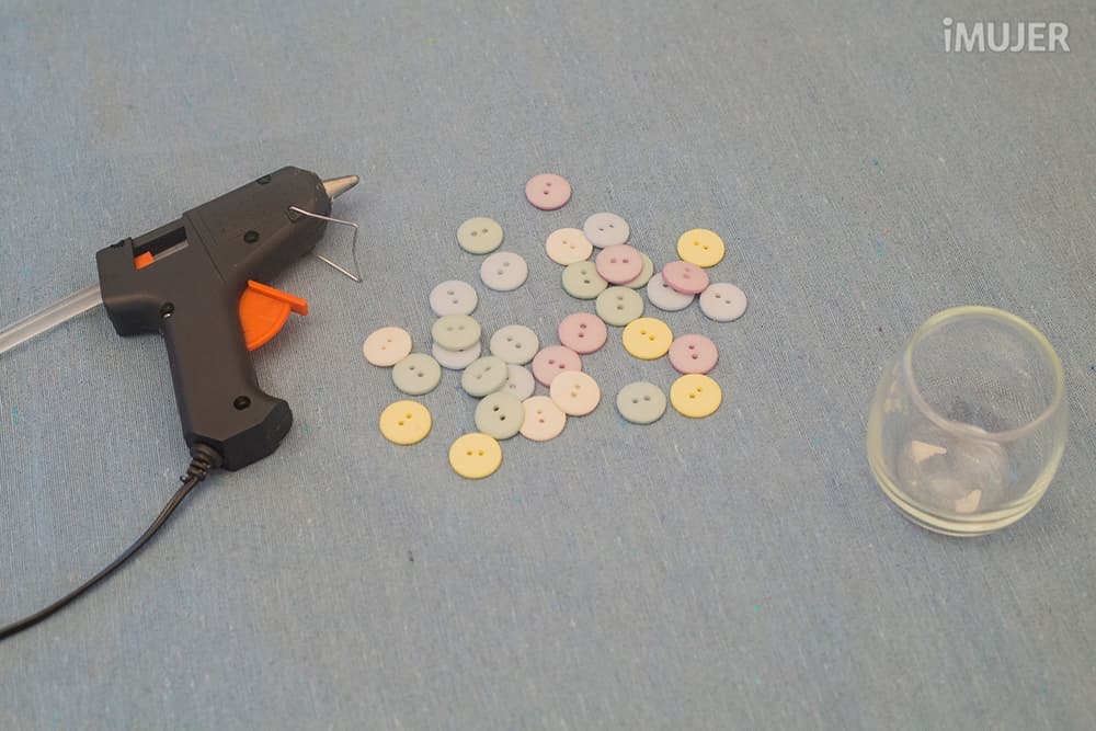 Cómo reciclar botones para hacer portavelas